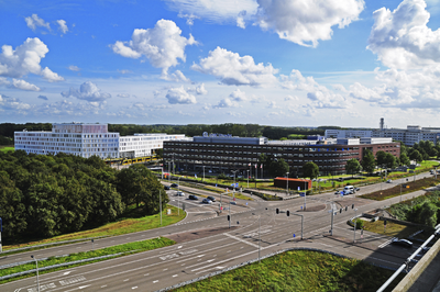 900322 Gezicht op het Wilhelmina Kinderziekenhuis (Lundlaan 6) en het Prinses Máximacentrum voor kinderoncologie ...